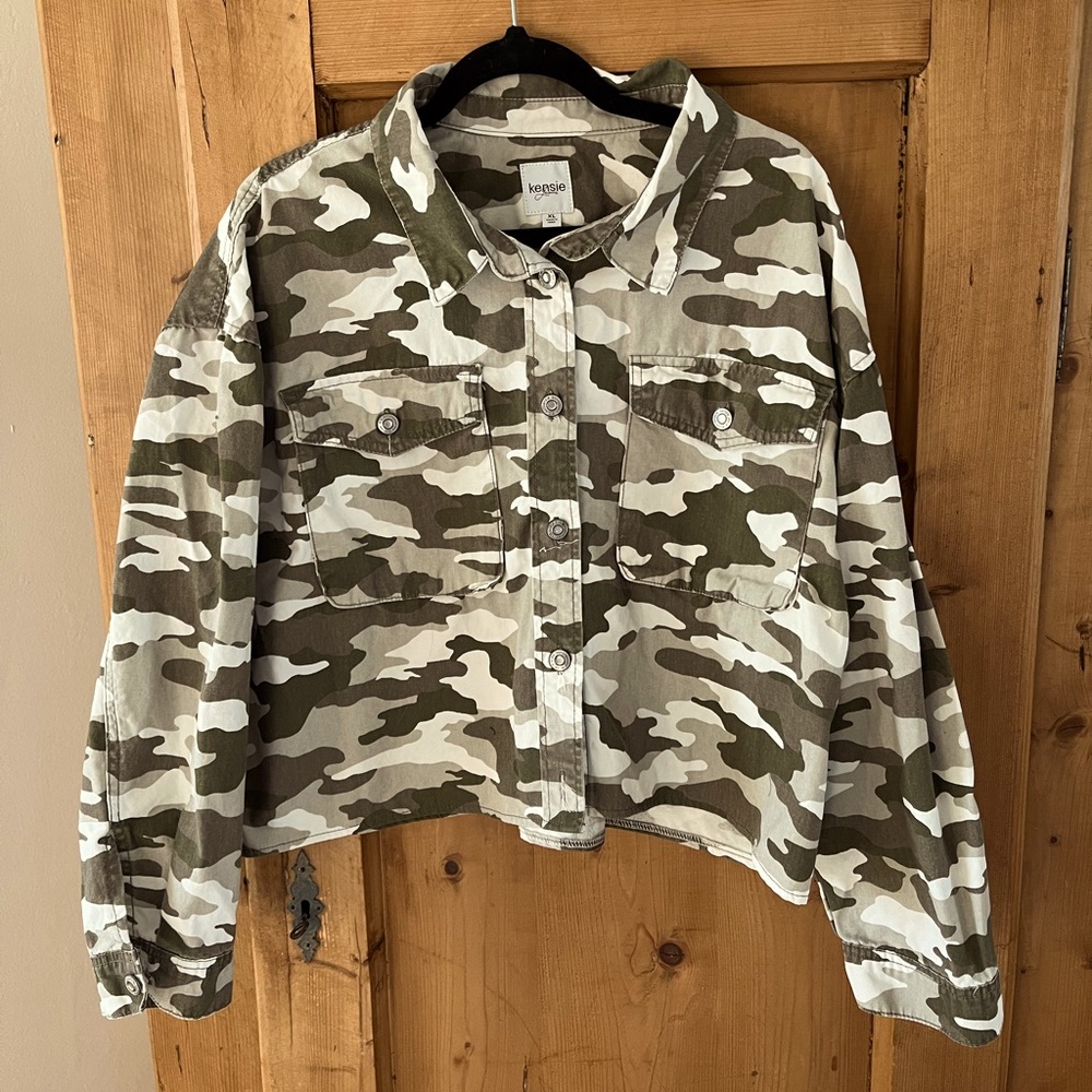 EUC Women’s Kensie Jean Jacket in Camouflage Size XL